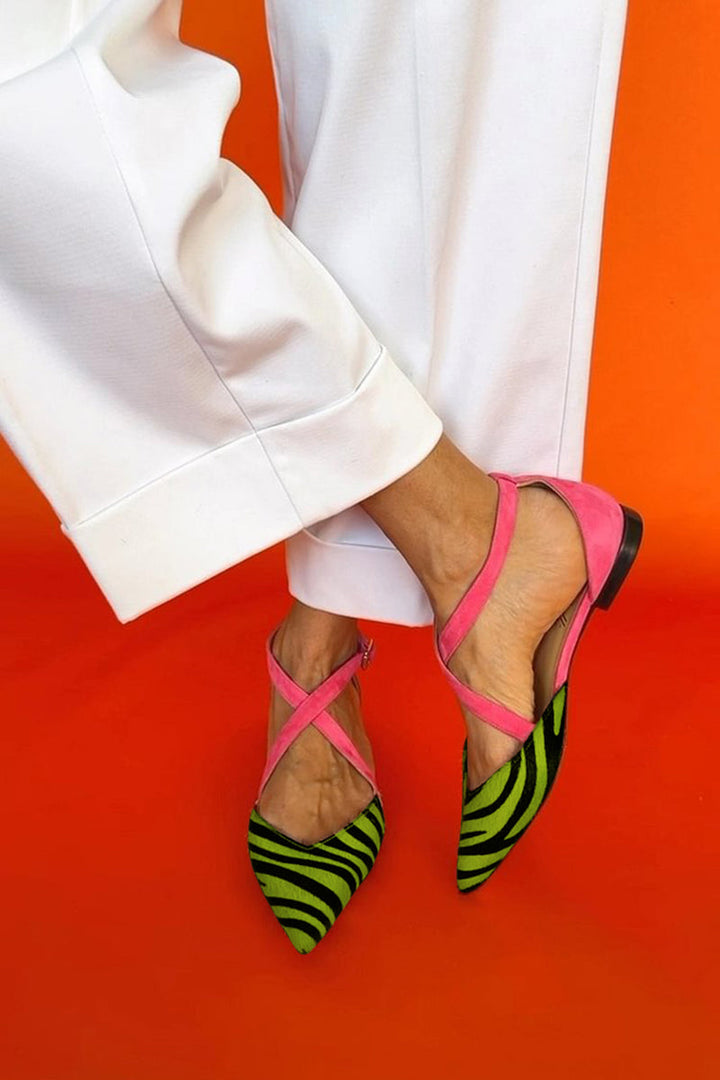 Zarella | Sandales plates zébrées avec des brides croisées sur la cheville